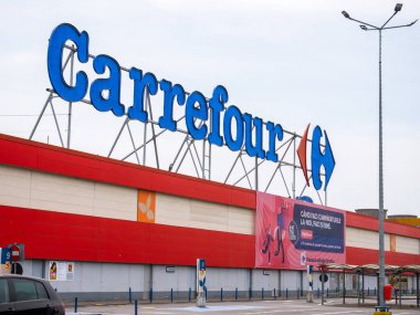 Bükreş, Romanya - 05.01.2021: Bükreş 'teki Carrefour Orhideea hipermarketi. Carrefour S.A. hipermarketler, bakkallar ve marketler zinciri olan çok uluslu bir Fransız perakendecisi.