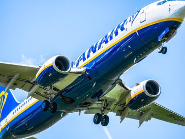 Otopeni, Romanya - 05.08.2021: Ryanair Boeing 737-8AS (9H-QAM) mavi gökyüzüne karşı uçuyor. Henry Coanda Uluslararası Havaalanına gelen uçak.
