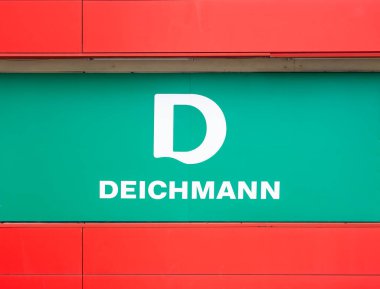 Bükreş, Romanya - 05.01.2021: Deichmann Ayakkabı perakende satış şirketi logosu ve mağazası Bükreş 'te