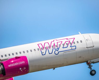 Otopeni, Romanya - 05.14.2021: Wizz Air Airbus 321-271NX (HA-LVI) uçağı Henri Coanda Uluslararası Havalimanı 'ndan havalanıyor