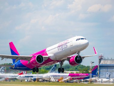 Otopeni, Romanya - 05.14.2021: Wizz Air Airbus 321-271NX (HA-LVI) uçağı Henri Coanda Uluslararası Havalimanı 'ndan havalanıyor