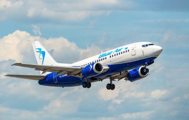 Otopeni, Romanya - 05.14.2021: Blue Air Boeing 737-5L9 (YR-BAG) uçağı Henri Coanda Uluslararası Havalimanı 'ndan havalandı