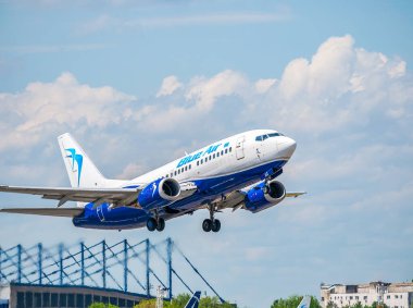 Otopeni, Romanya - 05.14.2021: Blue Air Boeing 737-5L9 (YR-BAG) uçağı Henri Coanda Uluslararası Havalimanı 'ndan havalandı