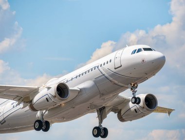 Otopeni, Romanya - 05.14.2021: ACJ319 HB-JJJ Airbus Nomad Aviation şirket jeti mavi gökyüzüne karşı uçuyor. Henri Coanda Uluslararası Havaalanı 'ndan uçak kalkıyor.