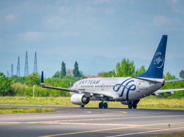 Otopeni, Romanya - 05.14.2021: Tarom Boeing 737-78J (IR-BGF) Amsterdam 'dan Henry Coanda Uluslararası Havalimanı' na gelen SkyTeam Livery