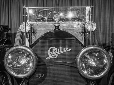 Bükreş, Romanya - 05.14.2021: 1912 Cadillac Torpido Turu ile ön görüş