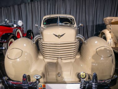 Bükreş, Romanya - 05.14.2021: Cord 812 Custom Beverly ile ön manzara