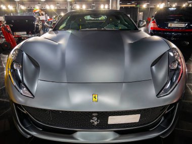 Bükreş, Romanya - 05.14.2021: Ferrari 812 Superfast ile ön görüş