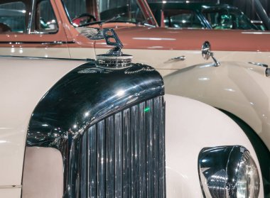 Bükreş, Romanya - 05.14.2021: Bentley araba tabelası ve bir otomobil fuarında sembol ile p deatail kapat