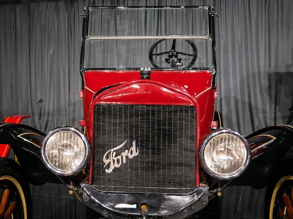 Bükreş, Romanya - 05.14.2021: Kırmızı 1920 Ford Model T ile ön manzara