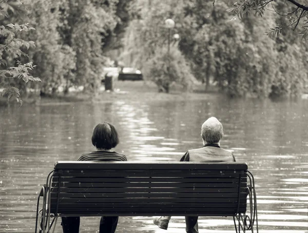 Imagen Monocromática Vintage Con Dos Personas Mayores Sentadas Banco Parque — Foto de Stock