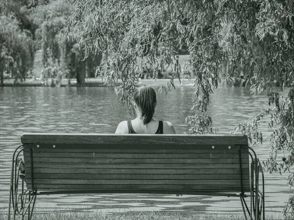 Joven Chica Solitaria Sentada Banco Borde Lago Titan Park Bucarest — Foto de Stock