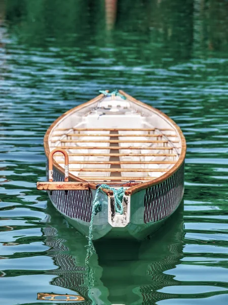 Gammal Träbåt Flyter Det Turkosa Vattnet Sjö — Stockfoto