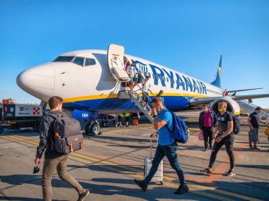 Timisoara, Romanya - 06.19.2021: İnsanlar Timisoara Traian Vuia Uluslararası Havaalanı 'nda Ryanair uçağından iniyorlar