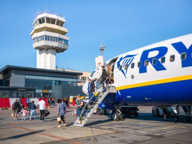 Timisoara, Romanya - 06.19.2021: İnsanlar Timisoara Traian Vuia Uluslararası Havaalanı 'nda Ryanair uçağından iniyorlar
