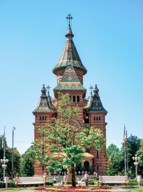 Timisoara, Romanya - 06.19.2021: Sırp Ortodoks Kilisesi (Episcopia Ortodoxa Sarba de Timisoara) Union Square, Timisoara.
