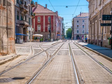 Timisoara, Romanya - 06.19.2021: Timisoara şehir merkezinde tramvay rayları veya raylar