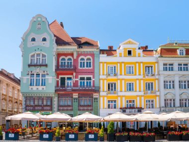 Timisoara, Romanya - 06.19.2021: Sırp Ortodoks Kilisesi (Episcopia Ortodoxa Sarba de Timisoara) Union Square, Timisoara.