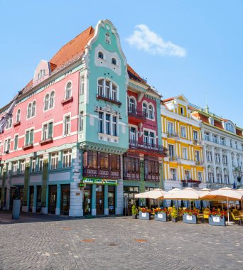 Timisoara, Romanya - 06.19.2021: Sırp Ortodoks Kilisesi (Episcopia Ortodoxa Sarba de Timisoara) Union Square, Timisoara.