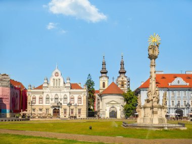 Timisoara, Romanya - 06.19.2021: Sırp Ortodoks Kilisesi (Episcopia Ortodoxa Sarba de Timisoara) Union Square, Timisoara.