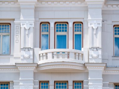 Romanya 'nın Timisoara kentindeki yeni restore edilmiş eski bir binanın mimari ayrıntıları.