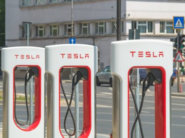 Timisoara, Romanya - 06.19.2021: Otoparkı ve kablo prizleri olan Tesla Supercharger standları