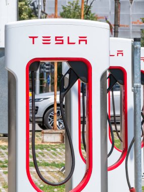 Timisoara, Romanya - 06.19.2021: Otoparkı ve kablo prizleri olan Tesla Supercharger standları