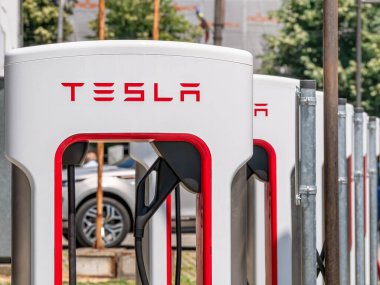 Timisoara, Romanya - 06.19.2021: Otoparkı ve kablo prizleri olan Tesla Supercharger standları