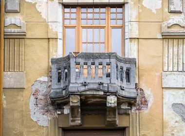 Romanya 'nın Timisoara kentindeki yıpranmış bir balkonun eski mimari ayrıntıları.