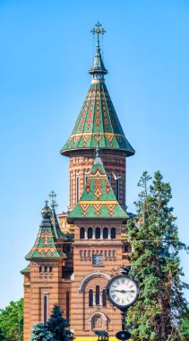 Timisoara, Romanya - 06.19.2021: Timisoara 'daki Zafer Meydanı' nda Ortodoks Metropolitan Katedrali (Catedrala Mitropolitana Ortodoxa) ile Detaylı Görünüm.