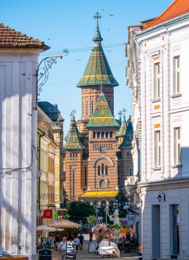 Timisoara, Romanya - 06.19.2021: Timisoara 'daki Zafer Meydanı' nda Ortodoks Metropolitan Katedrali (Catedrala Mitropolitana Ortodoxa) ile Detaylı Görünüm.