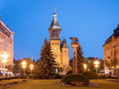 Timisoara, Romanya - 06.19.2021: Sırp Ortodoks Kilisesi (Episcopia Ortodoks Sarba de Timioara) Union Square, Timisoara.