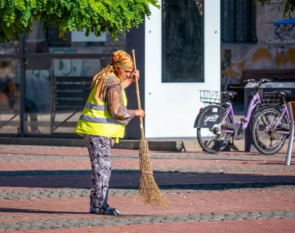 Timisoara Rumania 2021 Trabajadora Municipal Barriendo Pavimento Con Escoba Centro — Foto de Stock