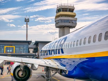 Timisoara, Romanya - 06.20.2021: Timisoara Traian Vuia Uluslararası Havaalanı 'ndan Ryanair uçağına binen yolcular
