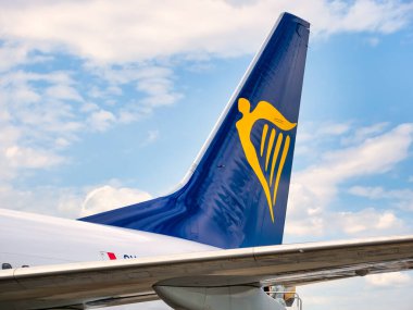 Timisoara, Romanya - 06.20.2021: Düşük maliyetli İrlandalı Ryanair şirketinin logosu uçağın arkasında basıldı (düşey dengeleyici)