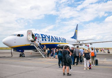 Timisoara, Romanya - 06.20.2021: Timisoara Traian Vuia Uluslararası Havaalanı 'ndan Ryanair uçağına binen yolcular