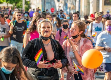 Bükreş, Romanya - 08.14.2021: Bükreş 'teki LGBTQ Onur Yürüyüşüne katılan bir kalabalık