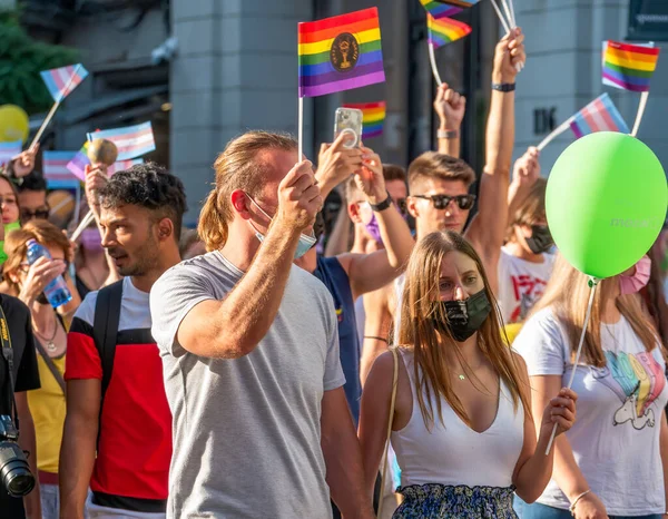 Bükreş, Romanya - 08.14.2021: Bükreş 'teki LGBTQ Onur Yürüyüşüne katılan bir kalabalık