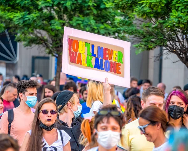 Bucareste Romênia 2021 Muitas Pessoas Presentes Desfile Orgulho Lgbtq Reúnem — Fotografia de Stock