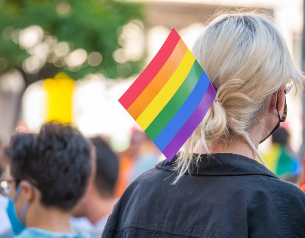 Donna Che Indossa Bandiera Arcobaleno Simbolo Lgbt Orgoglio Queer Nei — Foto Stock