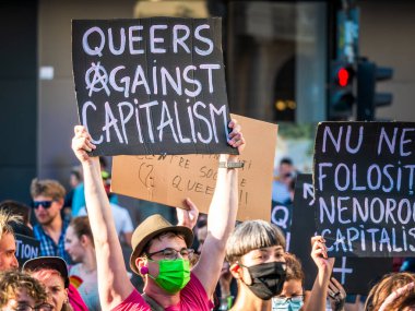 Bükreş, Romanya - 08.14.2021: LGBTQ Onur yürüyüşüne katılan pek çok kişi, 