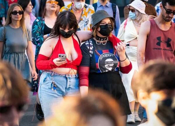 Bucareste Romênia 2021 Duas Meninas Casal Lésbicas Presentes Comício Orgulho — Fotografia de Stock