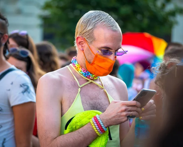 Bucareste Romênia 2021 Homem Olhando Para Seu Smartphone Comício Lgbtq — Fotografia de Stock