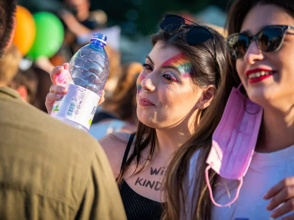 Bucareste Romênia 2021 Menina Bonita Com Anel Perfurante Septo Bandeira — Fotografia de Stock