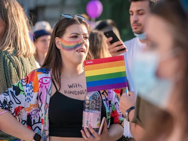 Bucareste Romênia 2021 Menina Bonita Com Anel Perfurante Septo Bandeira — Fotografia de Stock