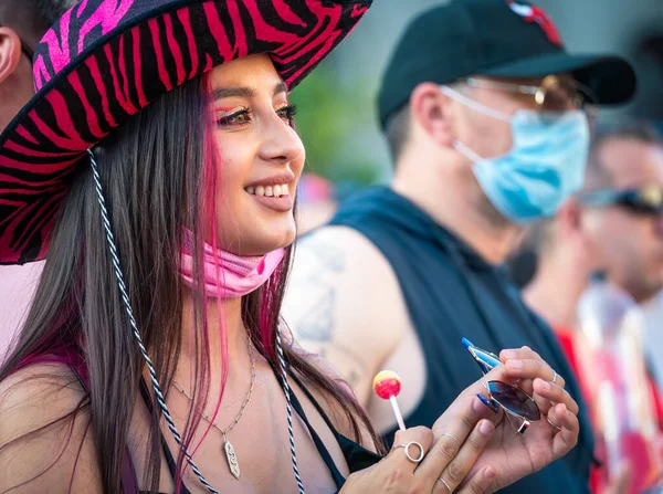 Bucareste Romênia 2021 Menina Bonita Com Chapéu Rosa Chupa Chupa — Fotografia de Stock