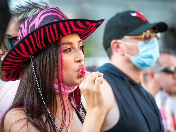 Bucareste Romênia 2021 Menina Bonita Com Chapéu Rosa Pirulito Entre — Fotografia de Stock