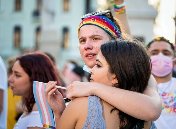 Bucarest Romania 2021 Due Giovani Ragazze Lesbiche Stringono Raduno Lgbtq — Foto Stock