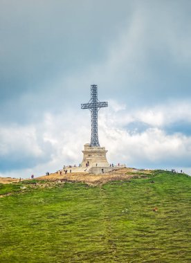 Romanya 'nın Bucegi Dağları' ndaki Caraiman Zirvesi 'ndeki Kahramanlar Haçı' nın manzarası.