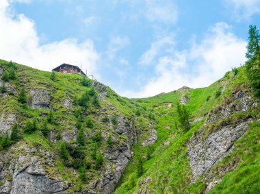 Romanya 'nın Karpat Dağları kentindeki popüler bir yürüyüş yolu olan Jepii Mici patikasından Bucegi Dağları' ndaki manzara manzarası. Ahşap kulübe ya da dağlarda barınak